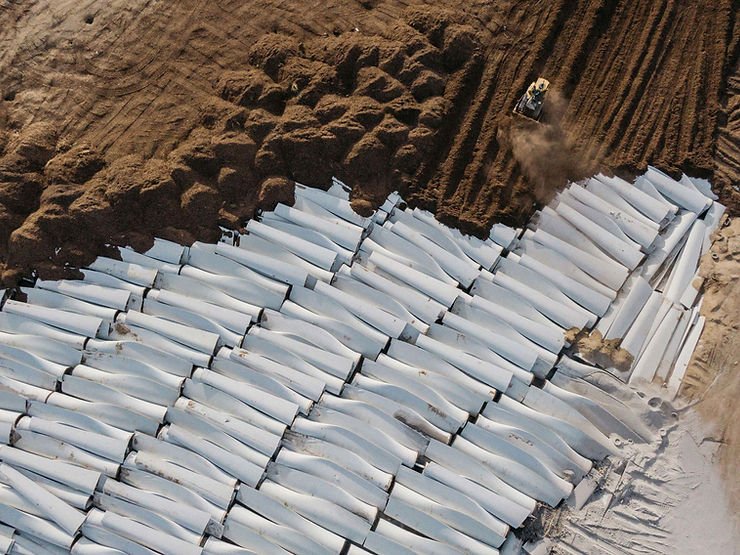 Fragments of wind turbine blades await burial at the Casper Regional Landfill in Wyoming.Photographer: Benjamin Rasmussen for Bloomberg Green